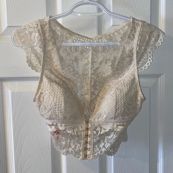 La SENZA Tops - Cream Lace crop top